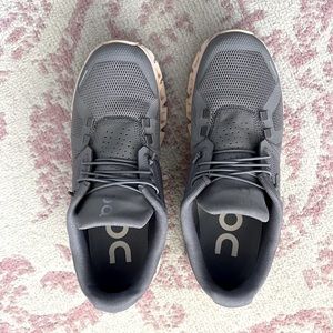 OnCloud running shoes size 7